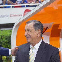 Enrique Meza le regaló un rosario a Matías Almeyda