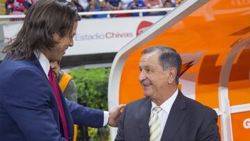 Enrique Meza le regaló un rosario a Matías Almeyda