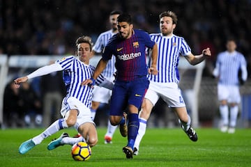 Luis Suárez enter Diego Llorente y Asier Illarramendi.