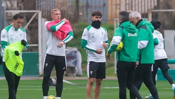 Salas observa a Ania