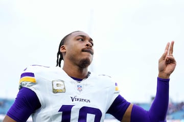 JACKSONVILLE, FLORIDA - NOVEMBER 10: Justin Jefferson #18 of the Minnesota Vikings reacts after his team defeated the Jacksonville Jaguars at EverBank Stadium on November 10, 2024 in Jacksonville, Florida.   Rich Storry/Getty Images/AFP (Photo by Rich Storry / GETTY IMAGES NORTH AMERICA / Getty Images via AFP)