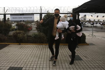 Estas fueron las imágenes más llamativas que dejó la vuelta de los fanáticos de Colo Colo a Pedrero. El Doctor Ugarte, Miiko Albornoz y hasta un bebé llegaron al recinto.