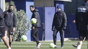 01/04/22
 LEVANTE UD
 CIUDAD DEPORTIVA
 ENTRENAMIENTO PREVIA
 ALESSIO LISCI
 PEDRO LOPEZ
 MORALES
 
 