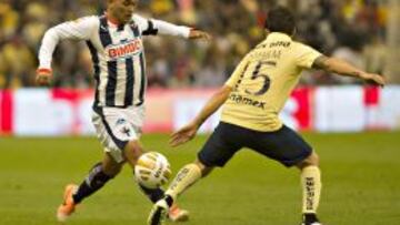 Suazo elude a un rival en su &uacute;ltimo partido por Monterrey, ante Am&eacute;rica, en el Estadio Azteca.