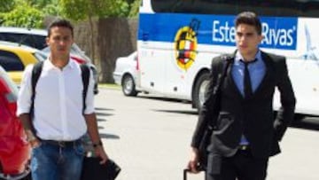 Thiago junto a su compañero en la selección y en el Barça, Bartra.