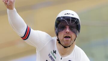 El ciclista británico Jody Cundy celebra su victoria en la prueba del kilómetro contrarreloj en los Mundiales de Paraciclismo en Pista de Río de Janeiro.