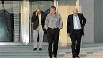 <B>REUNIDOS</B>. Luis Aragonés y su agente Pepe Navarro salen del despacho profesional de Enrique Cerezo en la Ciudad de la Imagen.