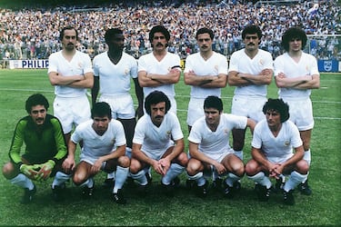 Luis Molowny había cumplido la temporada anterior al llevar al equipo hasta el título de Liga, pero desde un principio había dejado claro que su paso por el banquillo era temporal, por lo que Luis de Carlos tuvo que buscar entrenador. A la palestra salieron los nombres de los entrenadores más prestigiosos del continente, como el alemán Udo Lattek. Al final, el presidente madridista optó por un remedio semicasero al inclinarse por el yugoslavo Vujadin Boskov, que había hecho un buen trabajo con el Zaragoza y gozaba de cierto prestigio europeo ganado en su paso por la selección yugoslava y por el Feyenoord holandés. La contratación de Boskov tuvo sus críticos por la experiencia vivida anteriormente con Miljan Miljanic.  Sin embargo, Boskov se desmarcó rápidamente de su compatriota, con el que había tenido algunos roces. “Por favor, no me comparen con Miljanic”, fue lo primero que dijo nada más aterrizar en Madrid. Nada más llegar al club se le solicitó que diera una lista de jugadores y Boskov colocó en primer lugar al inglés Laurie Cunningham. El extremo inglés había deslumbrado en España la temporada anterior en una eliminatoria de Recopa que enfrentó al Valencia con el West Bromwich Albion. Cunningham era la sensación del fútbol inglés y su fichaje se convirtió en el más caro de la historia del Real Madrid en aquel entonces: un millón de libras, 123 millones de pesetas. El precio del fichaje levantó ampollas, porque Cunningham tenía condiciones de crack mundial, pero aún era muy joven y no estaba consagrado. También sus emolumentos, dieciocho millones de pesetas, pusieron en guardia a los pesos pesados del vestuario, apodado ‘de los García’ al tener cinco jugadores que tenían ese apellido: García Remón, García Navajas, García Cortés. Pérez García y García Hernández. La temporada siguiente llegaría a jugar la final de la Copa de Europa, perdiendo ante el Liverpool en París.  Pero poco a poco los blancos se fueron despegando en el Campeonato junto a la Real Sociedad. Una Real que se proclamaría campeona de invierno tras apabullar a los madridistas en Atocha (4-0). El equipo blanco no acababa de encontrar solidez ni brillantez, pero los resultados le acompañaban en menor medida. La defensa era constantemente vapuleada: encajó 23 tantos en 18 partidos… En la segunda vuelta, más de lo mismo, hasta que en la jornada 22, un gol de Santillana a falta de tres minutos para el final volvió a dar el liderato. Un primer puesto que fue alternando entre donostiarras y madridistas hasta la penúltima jornada. Los blancos ganaban en Las Palmas y los txuri-urdin caían derrotados en Sevilla por un gran Bertoni. Tras 32 jornadas invictos, los donostiarras dejaban el título en manos de los madridistas. Los de Boskov se jugaban el título ante el Athletic. Y no fallaron. Ganaron 3-1. El último tanto lo anotó Pirri. De esa manera se despedía del Madrid.