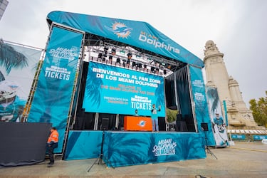 La Plaza de España de Madrid acoge la Fan Zone de los Miami Dolphins. 