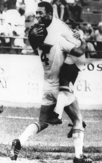 Pelé debutó en 1956 con el Santos y estuvo jugando hasta finales de 1972.