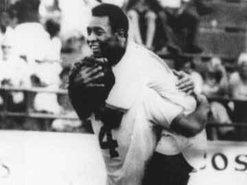 Pelé debutó en 1956 con el Santos y estuvo jugando hasta finales de 1972.