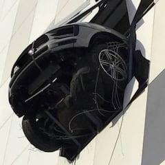 Un Porsche queda colgado en el aire tras atravesar la pared del parking