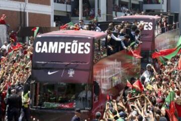 La selección portuguesa recorre las calles de Portugal en un autobús descapotable.