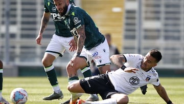 Futbol, Colo Colo vs Santiago Wanderers.
Octava fecha, campeonato Nacional 2020.
El jugador de Santiago Wanderers Marco Medel, izquierda, disputa el balon con Matias Zaldivia de Colo Colo durante el partido de primera division realizado en el estadio Monumental de Santiago, Chile.
29/08/2020
Andres Pina/Photosport
Football, Colo Colo vs Santiago Wanderers.
2020 National Championship.
Santiago Wanderers's player Marco Medel, left, battles for the ball against Matias Zaldivia of Colo Colo during the first division match held at the Monumental stadium in Santiago, Chile.
29/08/2020
Andres Pina/Photosport