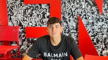Es futbolista chileno, se formó en la UC y buscará el título de un inédito torneo intercontinental