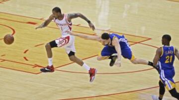 Klay Thompson disputa un balón con Trevor Ariza.