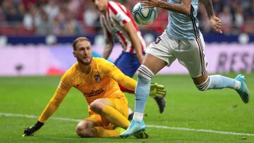 GRAF6362. MADRID, 21/09/2019.- El portero esloveno Jan Oblak (i), del Atlético de Madrid, lucha con Brais Méndez (d), del Celta, durante el partido correspondiente a la quinta jornada de LaLiga Santander, disputada en el Estadio Wanda Metrop
