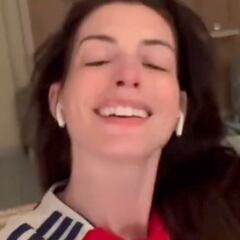 Anne Hathaway presume su pasión por el Arsenal en redes