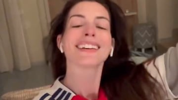 Anne Hathaway presume su pasión por el Arsenal