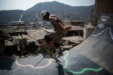 Los hermanos Willy y Sebastian Quispe construyeron la rampa de skate en su casa en la cima de una colina en el distrito de Villa María del Triunfo, en las afueras del sur de Lima. La rampa en forma de U que mide 10 metros de largo por cuatro de ancho y que fue construida antes de la pandemia de coronavirus en la parte trasera de su casa, es un sueño hecho realidad para los modestos patinadores.