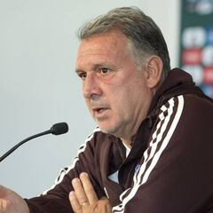 Tata Martino habla sobre los Dos Santos y Carlos Vela
