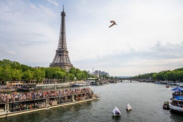 París acogió por segunda vez la segunda parada de las Series Mundiales de Red Bull Cliff Diving. Los espectadores tuvieron una vista alucinante de los participantes frente al monumento más famoso de Francia, la Torre Eiffel, compitiendo desde la plataforma de salto montada sobre el Sena.