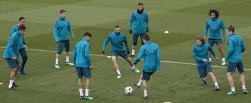 Benzema y Modric en el centro del rondo. 