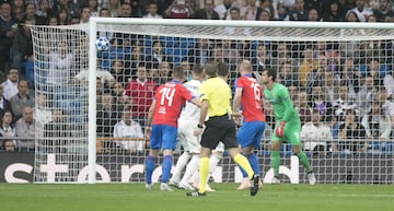 Sergio Ramos remató de cabeza al palo.