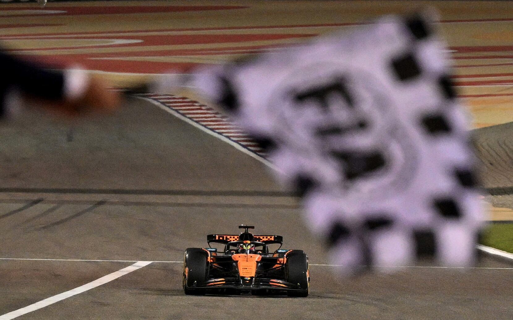 Oscar Piastri, cruzando la meta como ganador del GP de Baréin.
