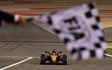 El piloto de Mclaren, Oscar Piastri, entrando a la meta como ganador del GP de Bahréin.