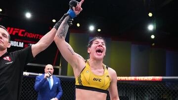 Ketlen Vieira festeja su triunfo en el UFC Las Vegas 55.