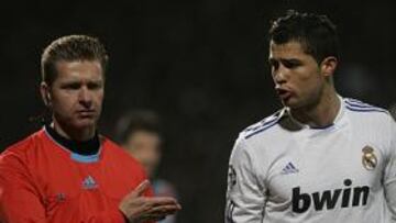<b>CRISTIANO, INDIGNADO. </b>El delantero se retiró del campo protestándoles a los árbitros que no señalaran el penalti cometido por Gourcuff.