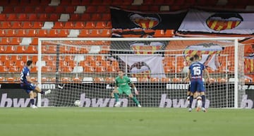 Gol de penalti de Melero en el partido entre Valencia y Levante.