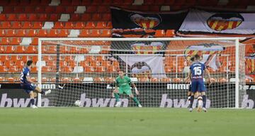 Gol de penalti de Melero en el partido entre Valencia y Levante.