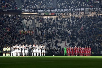 Las plantillas de todos los equipos de la Serie A harán un minuto de silencio antes del comienzo de sus encuentros y participarán en la lectura de unos extractos del célebre Diario de Ana Frank en respuesta al antisemitismo mostrado por los ultras del Lazio.