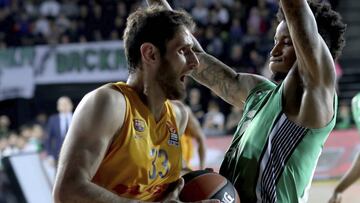 RIC06 ESTAMBUL (TURQUÍA) 17/03/2017.- El alero griego del FC Barcelona Lassa, Stratos Perperoglou (i), en acción frente al alero estadounidense del Darussafaka Dogus Will Clyburn (d) durante un encuentro de Euroliga disputado en Estambul (Turquía), hoy, 17 de marzo de 2017. EFE/Sedat Suna