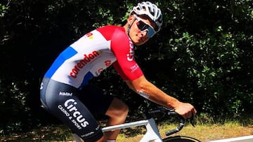 El ciclista holand&eacute;s Mathieu Van der Poel rueda con el maillot de campe&oacute;n de Holanda de ruta.