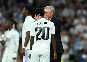 Indicaciones del técnico italiano del Real Madrid, Carlo Ancelotti, a Vinicius Júnior durante el encuentro.