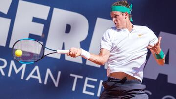 Nicolás Jarry golpea una derecha.