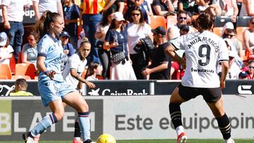 Silvia Lloris conduce un balón ante Anita Marcos en el Valencia-Levante de la Liga F en Mestalla.