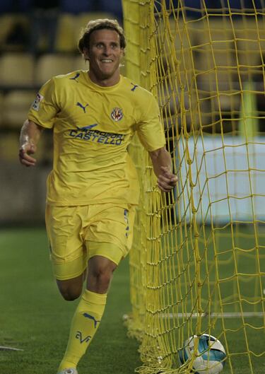 Diego Forlán, delantero uruguayo de clase mundial, tuvo una etapa brillantes en el Villarreal CF. Allí jugó entre 2004 y 2007, donde explotó como goleador en LaLiga. En su primera temporada, anotó 25 goles y ganó la Bota de Oro europea, además del Trofeo Pichichi como máximo goleador del campeonato. Fue pieza clave en la histórica clasificación del Submarino Amarillo a la Champions League, y en la inolvidable semifinal europea de 2006.