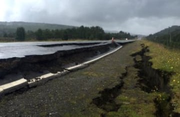 Un sismo de magnitud 7.6 en la escala de Richter se sintió a las 11:21 horas de este domingo. El epicentro fue a 67 kilómetros al noroeste de Melinka y también se percibió en las regiones del Biobío, La Araucanía, Los Ríos y Aysén. Varias carreteras quedaron dañadas.