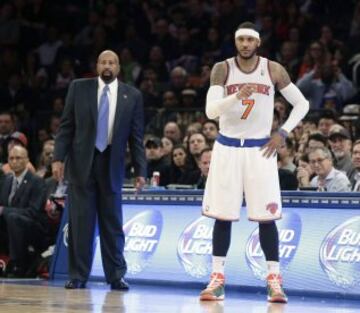 Carmelo Anthony (D) delante de su técnico, Mike Woodson.