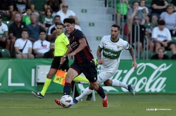 Y si primero Fidel sufrió a Andrés Fernández al negarle un tanto casi cantado, luego le tocó desesperarse con Álex Valle. El lateral del Levante sacó un balón en la línea de gol, tras un disparo del 16 del Elche, cuando el meta levantinista ya estaba vencido.