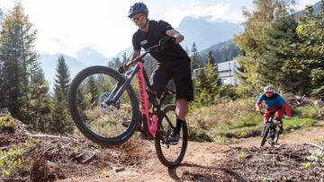 Peter Sagan rueda con una bicicleta de MTB en una pista de Osttirol, Austria.