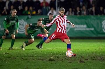 1-1. Yannick Carrasco marca de penalti el primer gol rojiblanco.