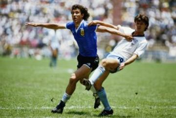 Fue campeón del mundo con Argentina en el Mundial de México 1986. Entrenó al Real Madrid en la temporada 94/95 bajo el mandato de Ramón Mendoza. Ganó con el Real Madrid la Liga de 1995. En la imagen, Valdano ante Steve Hodge en el partido de cuartos del Mundial 86 entre Argentina e Inglaterra. 


 