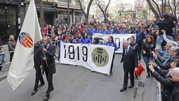 Ricardo Arias, con la bandera fundacional en la procesi&oacute;n c&iacute;vica del lunes. 