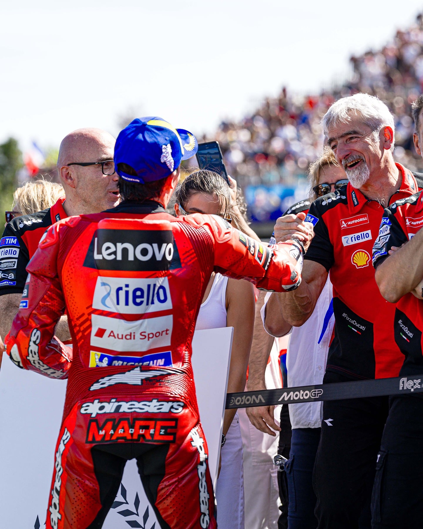 Gigi Dall'Igna, director de Ducati en MotoGP, felicita a Marc Márquez.