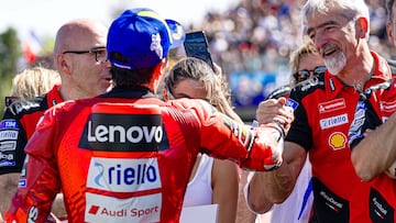 Gigi Dall'Igna, director de Ducati en MotoGP, felicita a Marc Márquez.